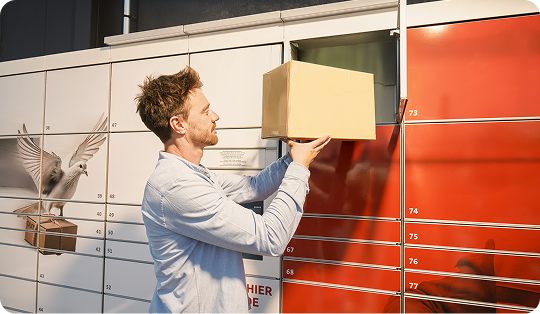 Une personne qui prend un colis d'un bbox
