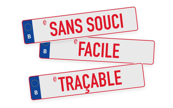 Composition ludique de trois plaques d'immatriculation avec les mots 'Sans souci', Facile et Traçable