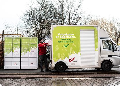 Petit camion auprès de 2 distributeurs bbox